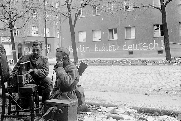 Soviet soldiers in house-to-house combat. Berlin, 1/2 May 1945.