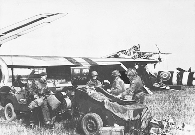 sl004-british-paratroopers-unload-a-glider-plane-during-operation-market-garden