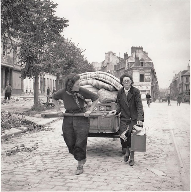 More than 100.000 Norman civilians had to run from the fighting in 1944. Two women are coming back after the liberation.