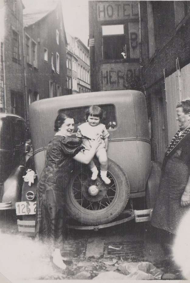 Andrée and her mother pose at the family car. © Andrée Collin