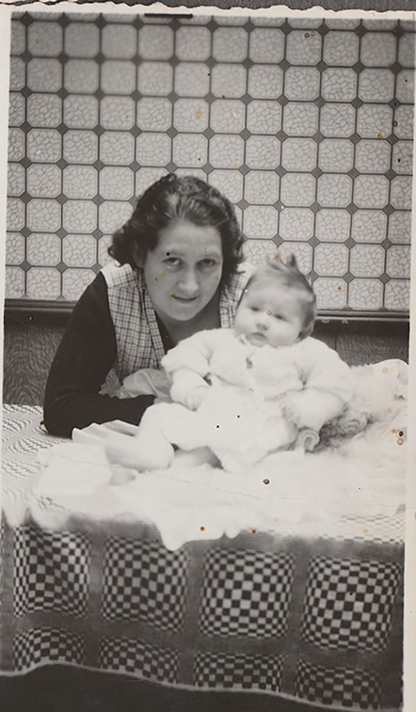 Andrée as a baby in the arms of her mother. © Andrée Collin