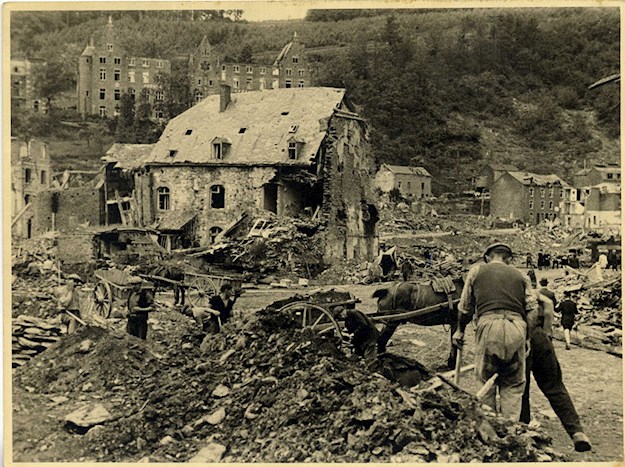 Inhabitants of La Roche start clearing the rubble in their devastated town. © Andrée Collin
