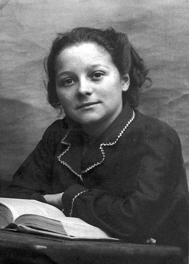 Arlette Varin-Baudin photographed in 1945, with a sad smile. © Private Collection