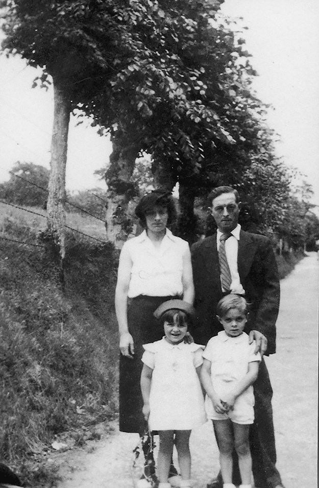 Arlette Varin, with her parents and her brother, 1943. © Private Collection