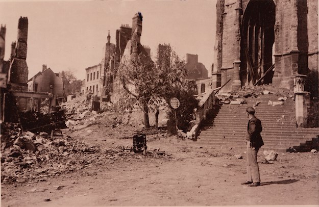 The parvis of Saint-Jacques Church among the ruins of Lisieux, 1944. © Mémorial de Caen