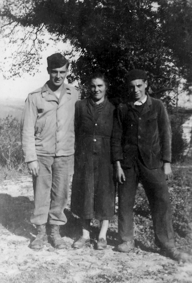 Bernard Blin in permission in Falaise, photographed with his mother and brother, 1945. © Private Collection