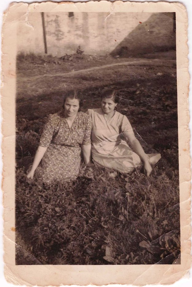 Czesława Sidor with a friend in 1946. © Private collection/Dokumentationszentrum NS-Zwangsarbeit