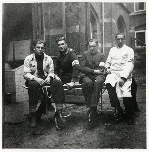 Hans Kuik (left) at the St. Elizabeth Gasthuis hospital. © Airborne Museum Hartenstein
