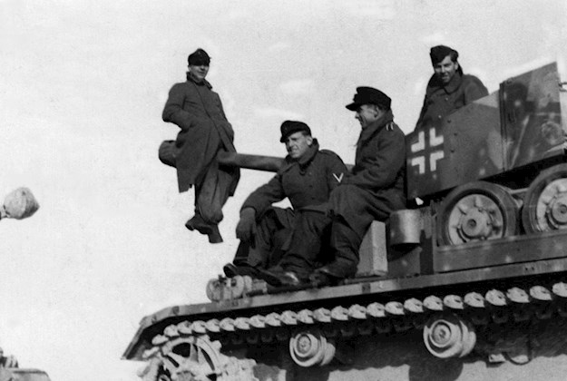 The crew of the tank of Karl-Heinz Kracht. From left to right: Fahrer Panzersoldat Buch (driver), Richtschütze Gefreiter Nöllenblech (gunner), Kommandant Unteroffizier Bode (commander), Funker Panzersoldat Mauel (signaller). Gefreiter Kracht (loader) is taking the picture. © Bob Gerritsen and Scott Revell: Retake Arnhem Bridge
