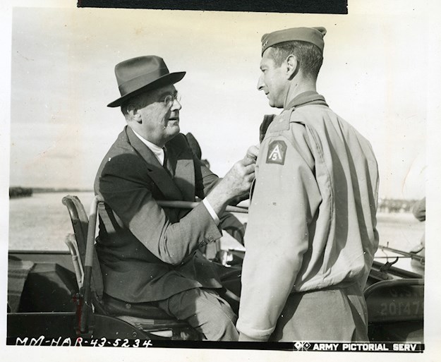 Clark being awarded the Distinguished Service Cross by President Roosevelt. © Public Domain