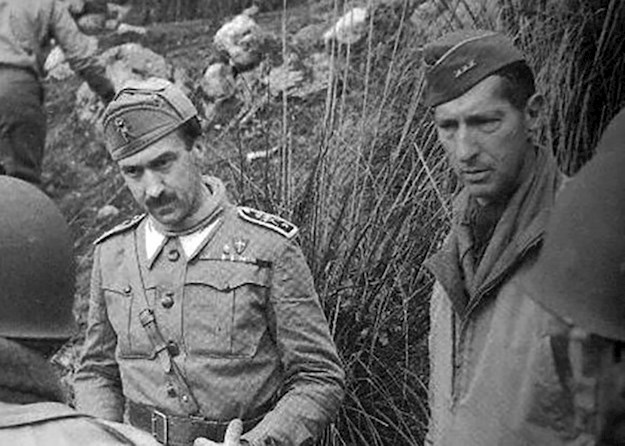 Clark with an Italian Field Officer of the “I Raggruppamento Motorizzato”. © Public Domain