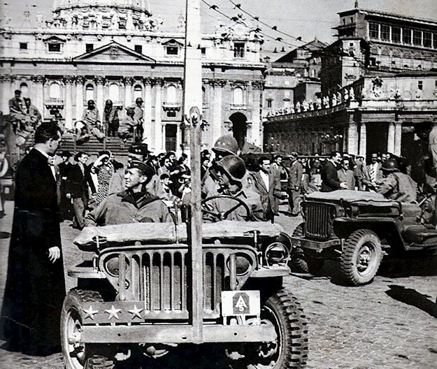 Clark in St. Peter’s Square in Rome on 5 June 1944. © Public Domain