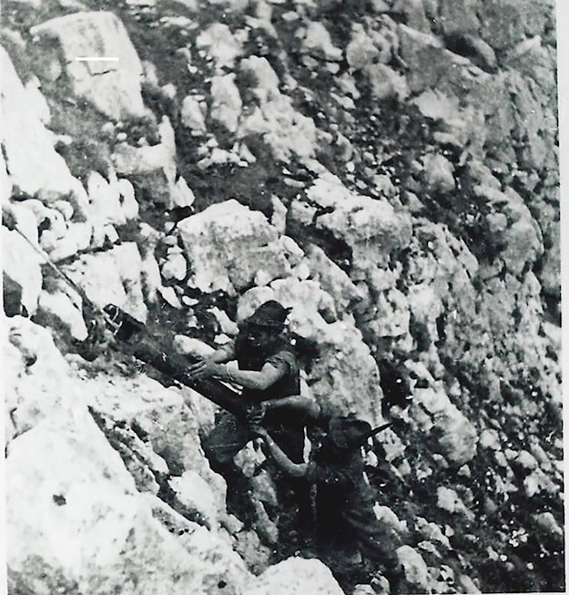 Alpine Artillery climbing Monte Marrone, March 1944. © Sergio Pivetta