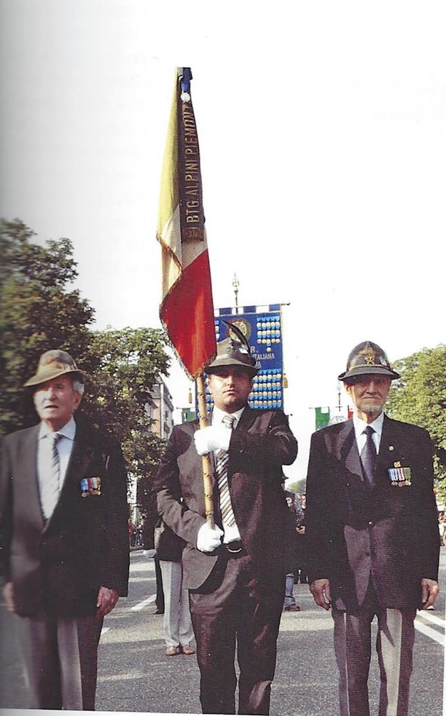 Lieutenant-Colonel Pivetta (right) with the war flag of the Piemonte Battalion in 2011. © Sergio Pivetta