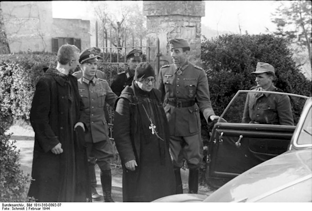 General Fridolin von Senger und Etterlin, Commander of XIV Panzerkorps opens the car’s door to Abbot Gregorio Diamare.