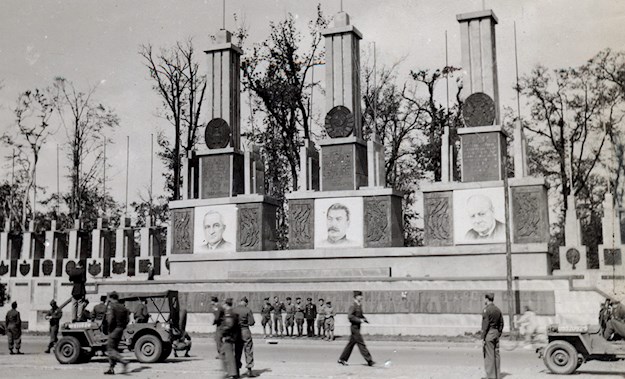 Soviet victory memorial with the portraits of the Allied heads of state on the Charlottenburger Chausee (today: Straße des 17. Juni), Berlin, September 1945.