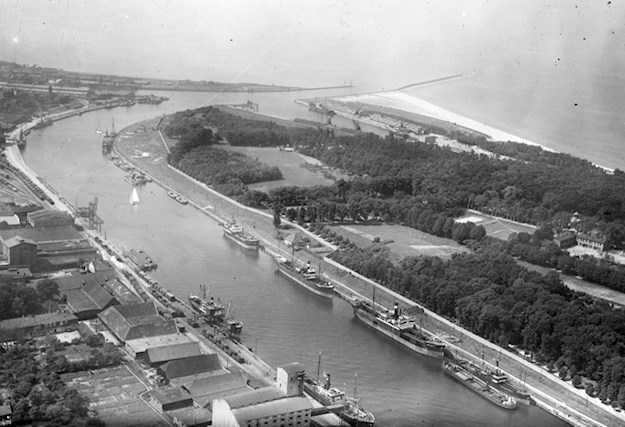 Entrance to the port of Gdańsk, on the right the Westerplatte.