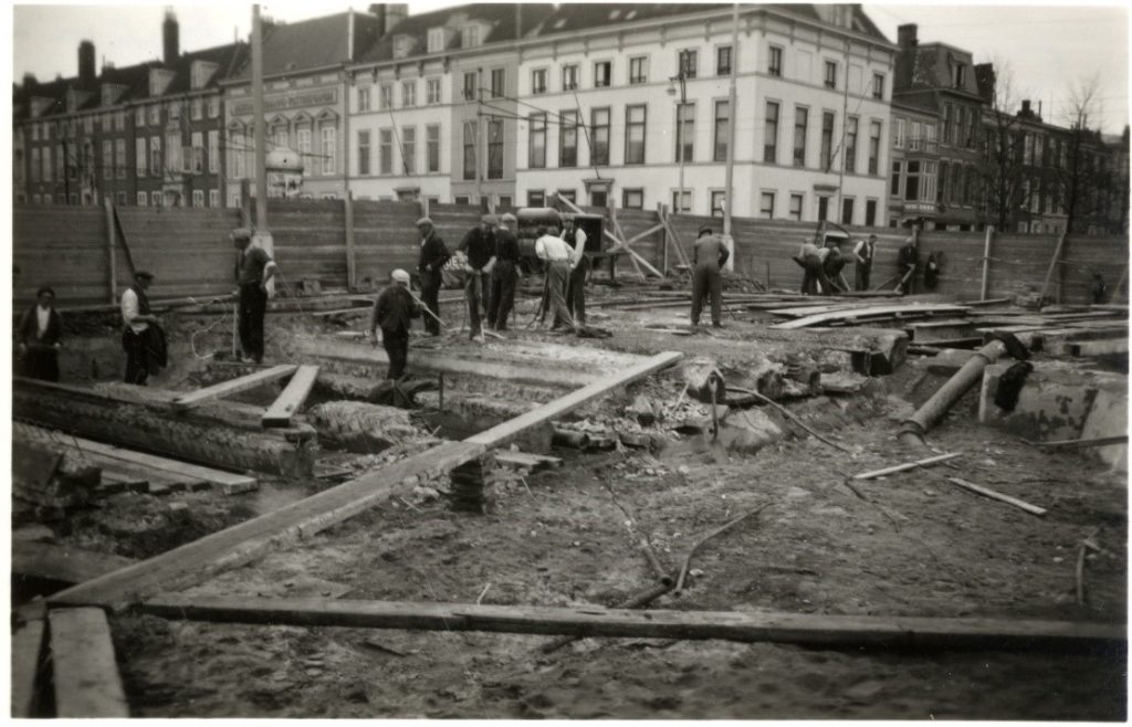 Benoordenhoutseweg (later: Zuid-Hollandlaan) bij de Dierentuinbrug, werkzaamheden in het kader van de Atlantikwall – fotograaf onbekend