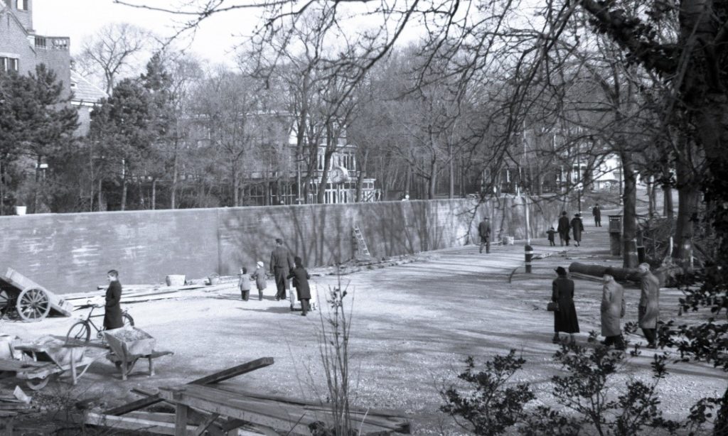 Stadhouderslaan (latere Eisenhowerlaan), hoek Scheveningseweg, bouw van de betonnen muur in het kader van de Atlantikwall – fotograaf C. Looije