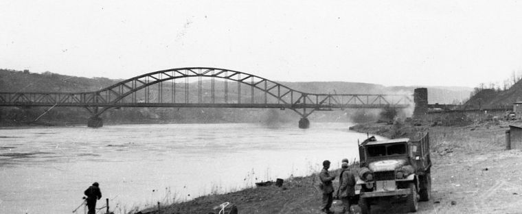Widok z boku na zdobyty most w Remagen