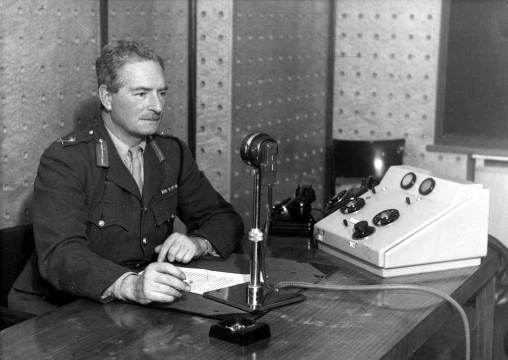 Generaal majoor George Erskin, hoofd van de Supreme Headquarters of the Allied Expeditionary Force spreekt de Belgische bevolking toe, 31 oktober 1944