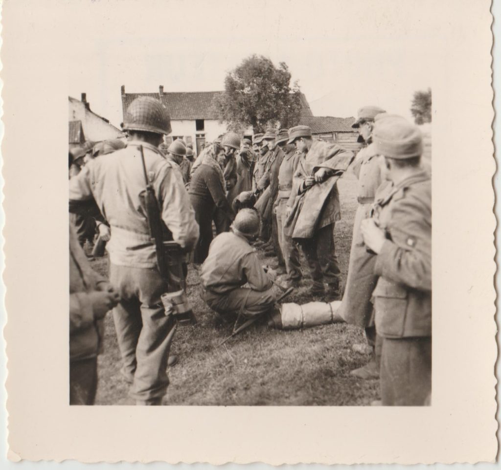 Dans ce village à quelques kilomètres au sud de Mons, des soldats allemands prisonniers sont interrogés par des GI's de la 3e blindée.
