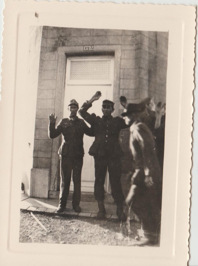 Duitse gevangenen fotografeerden “rue Ferrer” op 2 september 1944 in Frameries.