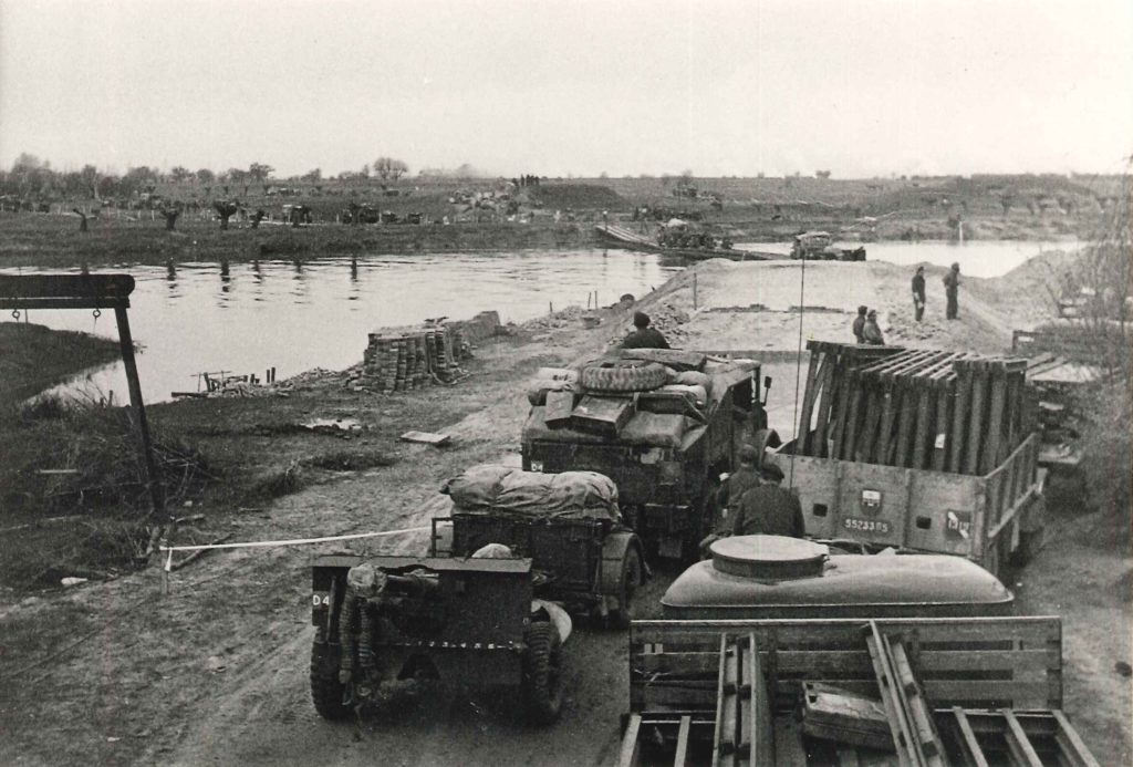 Canadese voertuigen rijden richting de kade van de IJssel om over te steken naar Wilp