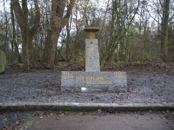 Un monument rend hommage aux victimes du messacre de Cuesmes