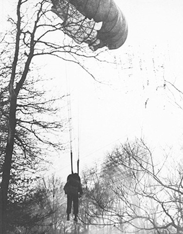 poi029-a-deceased-american-paratrooper-hangs-from-a-tree-during-operation-varsity
