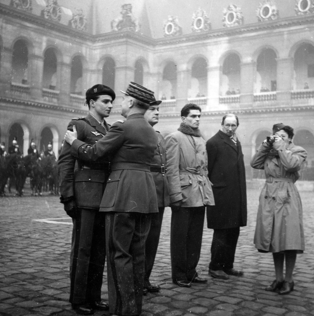 Edgard Tupët-Thomé receives la Croix de la Libération from General Paul Legentillhome in Paris, 9 December 1945. © Musee de l’Ordre de la Libération