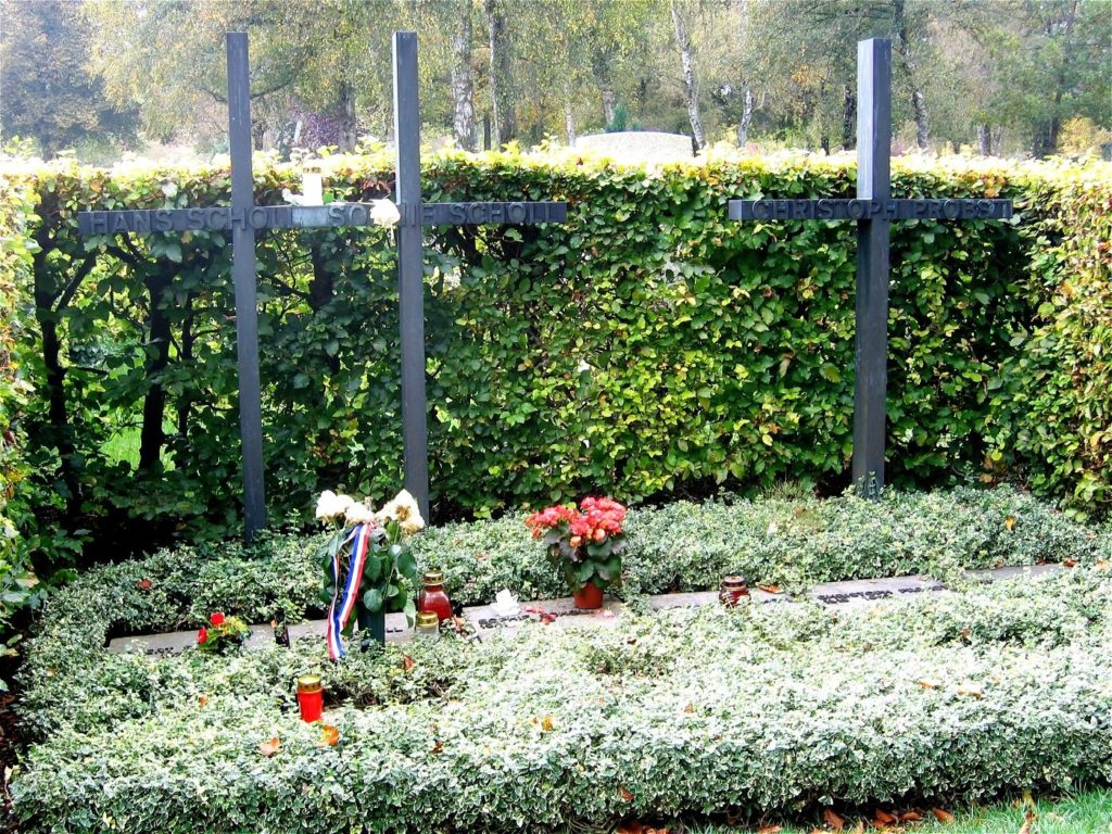 Graves of Hans Scholl, Sophie Scholl and Christoph Probst in the Munich cemetery Friedhof am Perlacher Forst. © Rufus46